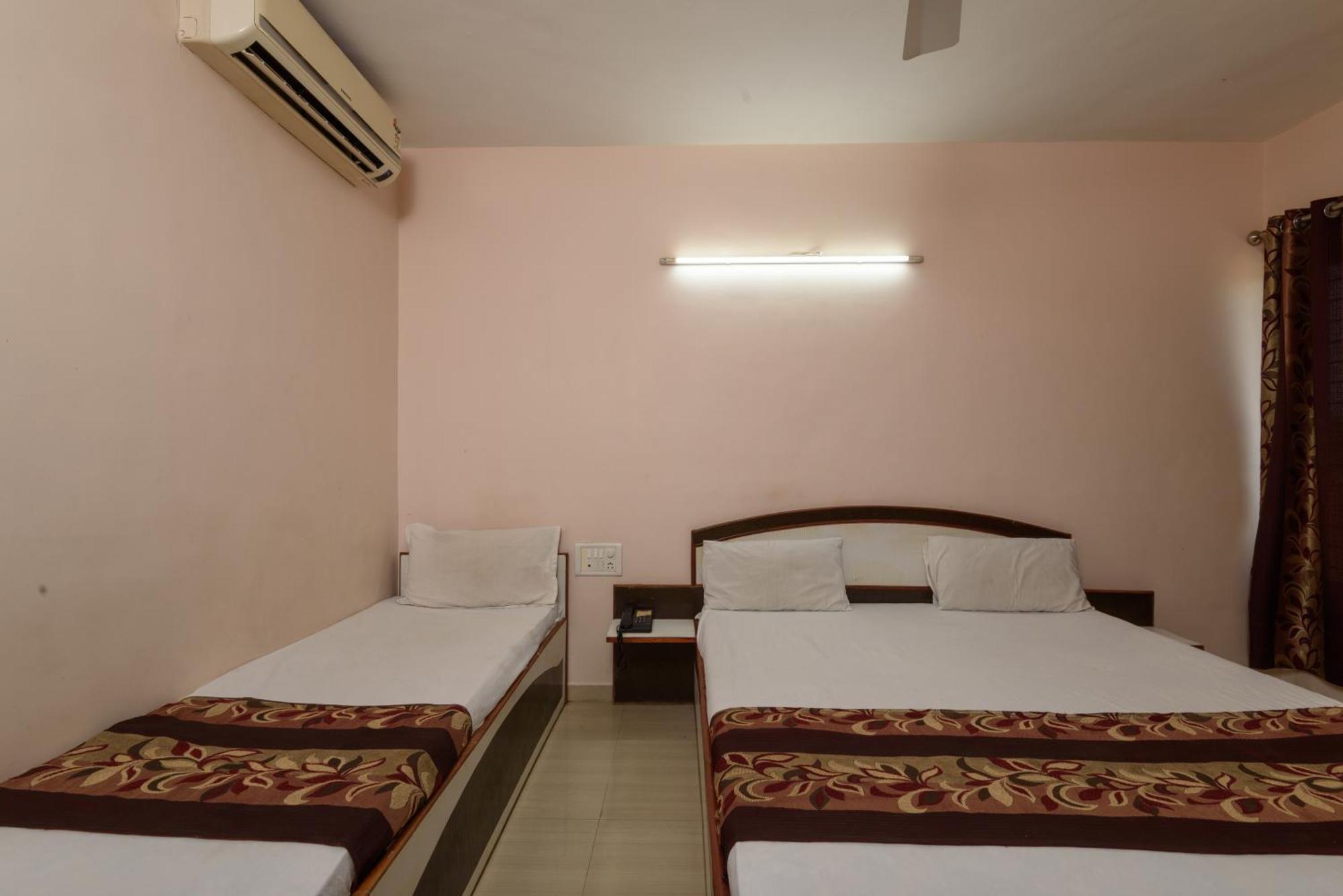 Hotel Sai Shraddha Shirdi Esterno foto